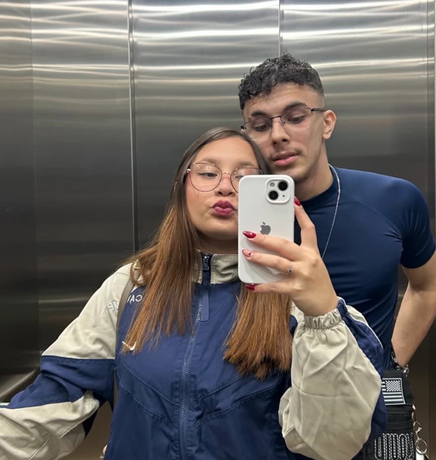 Gustavo Queiroz numa selfie no espelho de um elevador.