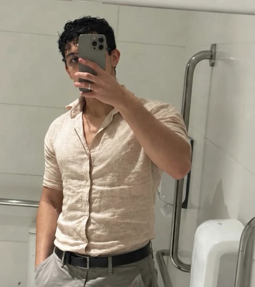 Gustavo Queiroz de camisa de linho bege, numa selfie no espelho.